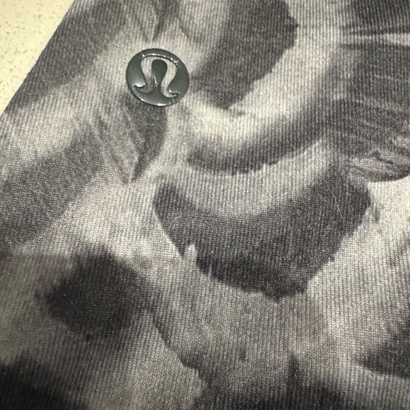 Lululemon Patterned Women's Tank Top - Picture 3 of 3